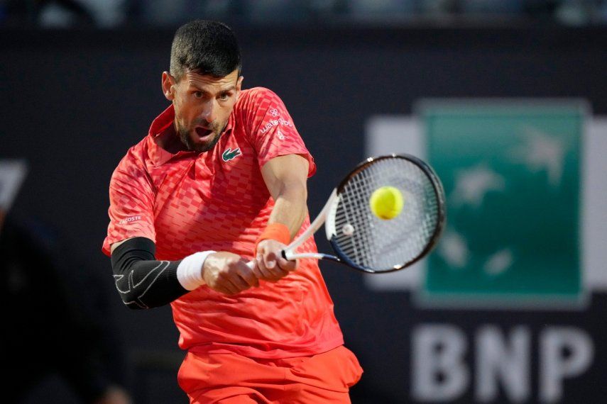 El serbio Novak Djokovic regresa una bola en el encuentro de segunda ronda ante el argentino Tomás Etcheverry en el Abierto de Italia, el viernes 12 de mayo del 2023.