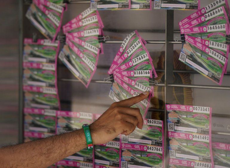 La lotería de México está regalando como premios propiedades incautadas a los narcotraficantes, entre ellas una casa que perteneció a Joaquín "El Chapo" Guzmán. 