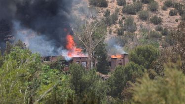 Un incendio envuelve una casa en Acton, California.