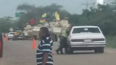 Weildler Guerra, gobernador del departamento de La Guajira, señaló que esos carros blindados están situados a once kilómetros de Paraguachón para combatir el contrabando.
