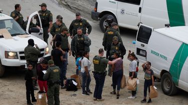 Un grupo de hondureños solicitantes de asilo es detenido por la Patrulla Fronteriza tras cruzar la frontera entre Estados Unidos y México, en San Diego, California.