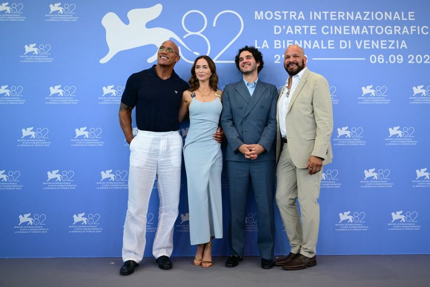 El actor y luchador estadounidense Dwayne Johnson, la actriz británica Emily Blunt, el director estadounidense Benny Safdie y el exluchador estadounidense de la UFC Mark Kerr asisten a la sesión fotográfica de la película The Smashing Machine, presentada en competición en el 82º Festival Internacional de Cine de Venecia,&nbsp; el 1 de septiembre de 2025.