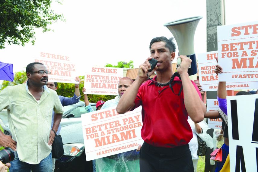 Trabajadores de los restaurantes de comida rápida exigen en Miami mejores salarios. (ÁLVARO MATA)