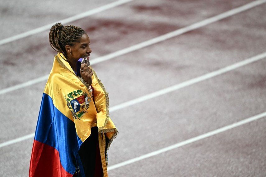 La venezolana Yulimar Rojas celebra con su bandera y medalla de bronce tras competir en el triple salto del Mundial de Tokio, el 18 de septiembre de 2025.