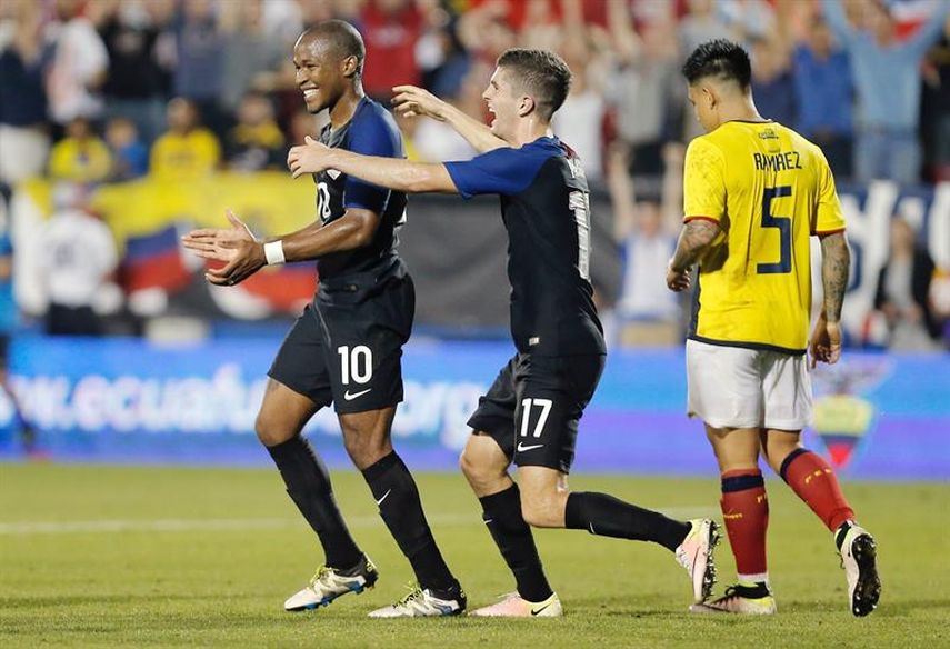 Christian Pulisic (centro) es una de las jóvenes figuras del cuadro estadounidense. (EFE)