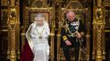 En esta foto de archivo tomada el 14 de octubre de 2019, la reina Isabel II de Gran Bretaña (izquierda) se sienta con el príncipe Carlos, príncipe de Gales (derecha) de Gran Bretaña en el trono del soberano para pronunciar el discurso de la reina en la apertura estatal del parlamento en las Casas del Parlamento en Londres. 