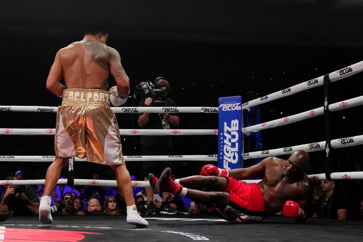 Evander Holyfield cae a la lona tras recibir un golpe de Vitor Belfort en un combate realizado el 11 de septiembre del 2021 en Hollywood, Florida Evander Holyfield cae a la lona tras recibir un golpe de Vitor Belfort en un combate realizado el 11 de septiembre del 2021 en Hollywood, Florida
