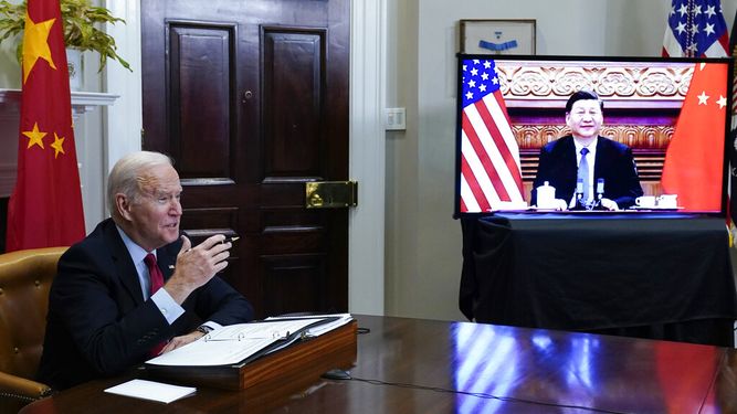 El presidente Joe Biden dialoga con el mandatario chino Xi JInping.