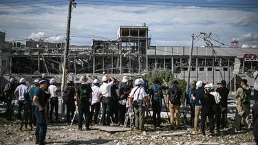 Periodistas se congregan frente al centro comercial Aeon Mall Kumamoto, dañado en Kashima, prefectura de Kumamoto, el 29 de julio de 2026, tras el terremoto que sacudió el suroeste de Japón el día anterior.&nbsp;