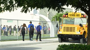 Alumnos entrando a una escuela de Miami-Dade.