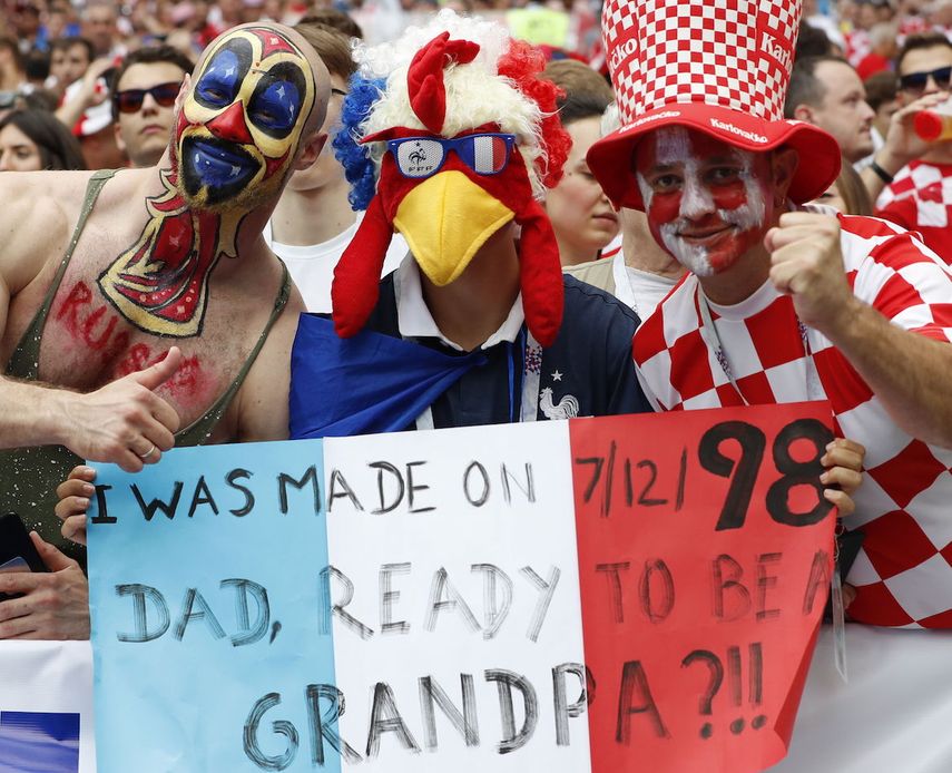 Aficionados al fútbol antes de la final de la Copa Mundial de la FIFA 2018 entre Francia y Croacia en Moscú, Rusia, 15 de julio de 2018.