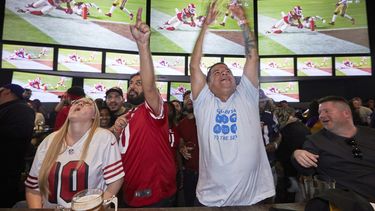 En esta foto del 2 de febrero de 2020, L&aacute;zaro Real Cruz, junto con otros fan&aacute;ticos, festeja luego que Damien Williams anota un touchdown en el Super Bowl LIV, frente a los 49ers de San Francisco. La imagen se tom&oacute; en el bar Toms Watch de Los &Aacute;ngeles&nbsp;