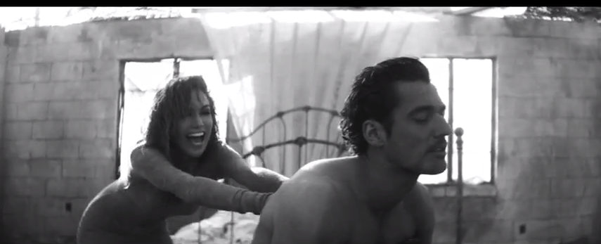 Con una cuidada fotografía en blanco y negro, esta nueva producción de Jennifer López se desarrolla en un paraje desértico (Foto: Captura Vídeo First Love)