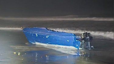 La embarcación que naufragó con migrantes dejando un saldo de 4 muertos en Imperial Beach, San Diego, California.