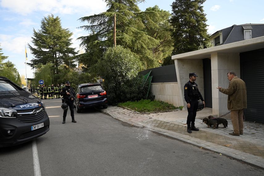 Policías españoles bloquean la calle al peatón después de la explosión de una carta bomba en la embajada de Ucrania en Madrid el 30 de noviembre de 2022.