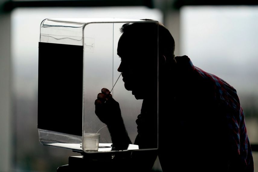 Un estudiante se hace una prueba rápida de COVID-19 en Salt Lake City.