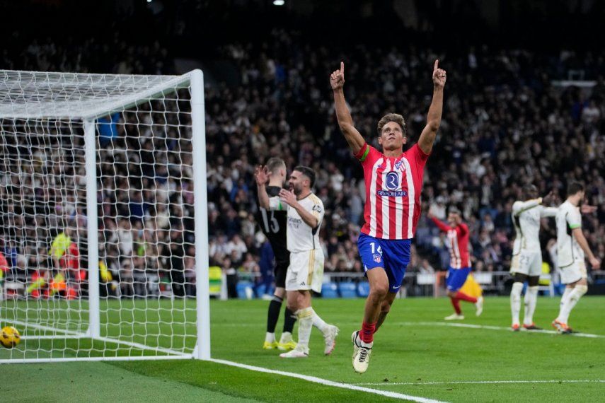 Marcos Llorente celebra tras anotar el gol del Atlético de Madrid en el empate 1-1 contra el Real Madrid en la Liga de España, el domingo 4 de febrero de 2024.&nbsp;