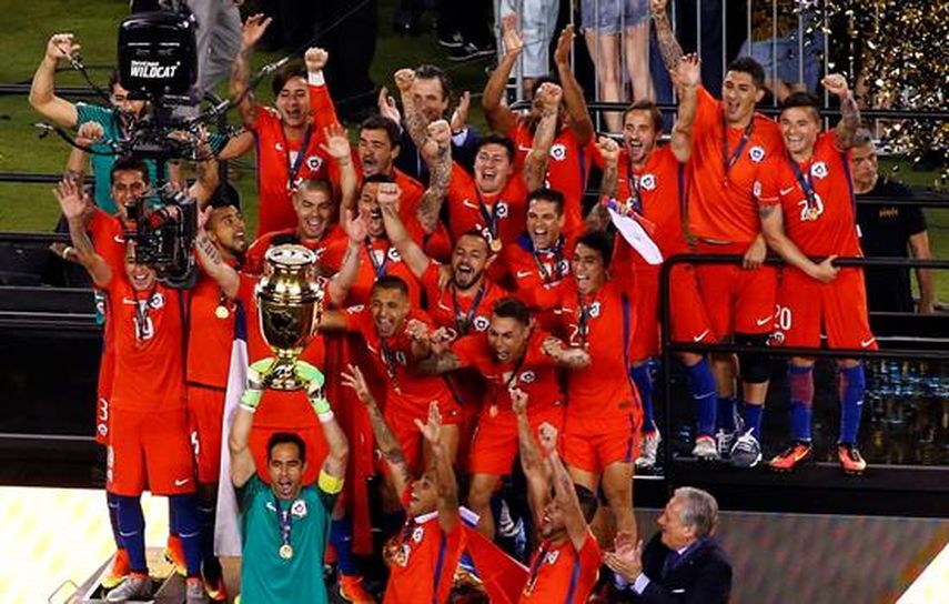 Chile, después de vencer en penales en la final de la Copa América Centenario a Argentina, será el rival del campeón de la Eurocopa. (EFE)