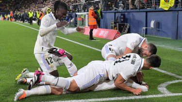 Dani Ceballos celebra con sus compañeros luego de anotar el tercer tanto del Real Madrid en su partido por la Copa del Rey ante el Villarreal.