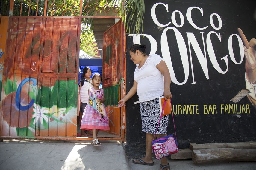 El&nbsp; bar&nbsp; Coco Bongo abre sus puertas en las mañana para que los niños reciban clases, ya que sus escuelas quedaron destruidas.&nbsp;