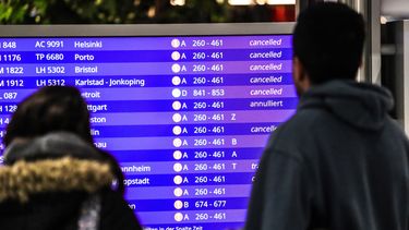 Pasajeros miran los vuelos en una pantalla informativa.&nbsp;