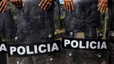 Agentes de la policía nicaragüense montan guardia durante un plantón de opositores al régimen de Daniel Ortega.