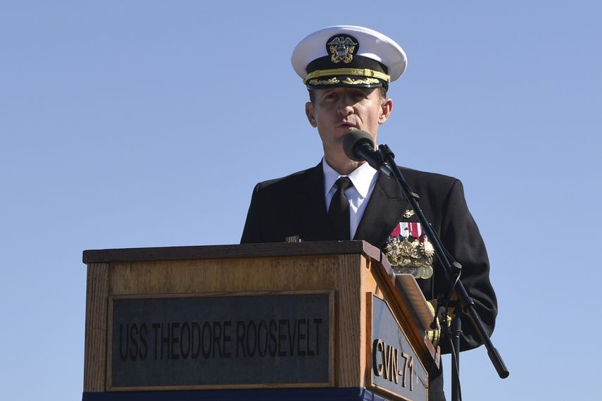 Capit&aacute;n Brett Crozier se dirige por primera vez a la tripulaci&oacute;n como comandante del portaaviones USS Theodore Roosevelt (CVN 71) durante una ceremonia de cambio de mando en la cubierta de vuelo del barco en San Diego, California, el 1 de noviembre de 2019.