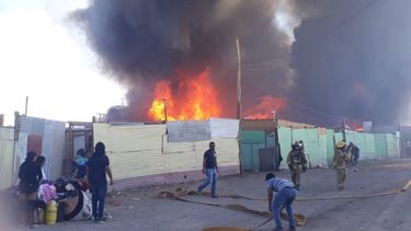incendio en chile deja 100 casas destruidas y 400 damnificados