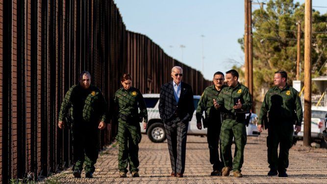 El presidente Joe Biden camina junto con agentes de la Patrulla Fronteriza mientras recorren una parte de la frontera entre Estados Unidos y México, en El Paso, Texas, el domingo 8 de enero de 2023.&nbsp;