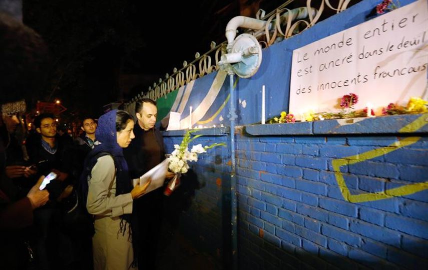 Iraníes colocan flores y encienden velas por las víctimas de los atentados de París delante de la embajada francesa en Teherán. (EFE) 