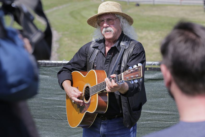El veterano de Woodstock Arlo Guthrie interpreta una canción en el sitio  original del festival de Woodstock de 1969 en Bethel, Nueva York, el  jueves 15 de agosto de 2019.&nbsp;