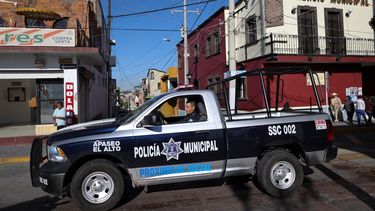 Policías municipales transitan por una calle en Apaseo El Alto, estado de Guanajuato, México, el 10 de febrero de 2020.