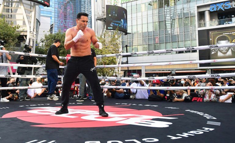 El exboxeador profesional medallista de oro de los Juegos Olímpicos de EEUU Óscar De La Hoya se quitó la camisa después de entrenar con su compañero durante un entrenamiento de medios públicos en Los Ángeles, California