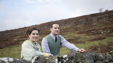 Rachel Shenton y Nicholas Ralph en una escena de la nueva serie de PBS, All Creatures Great and Small.