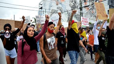 Jóvenes marchar por una calle de Miami, condado Miami-Dade.