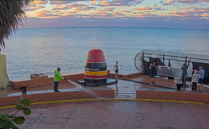 Fase inicial de limpieza del monolito que marca 90 millas a la isla de Cuba desde Cayo Hueso, en Florida.