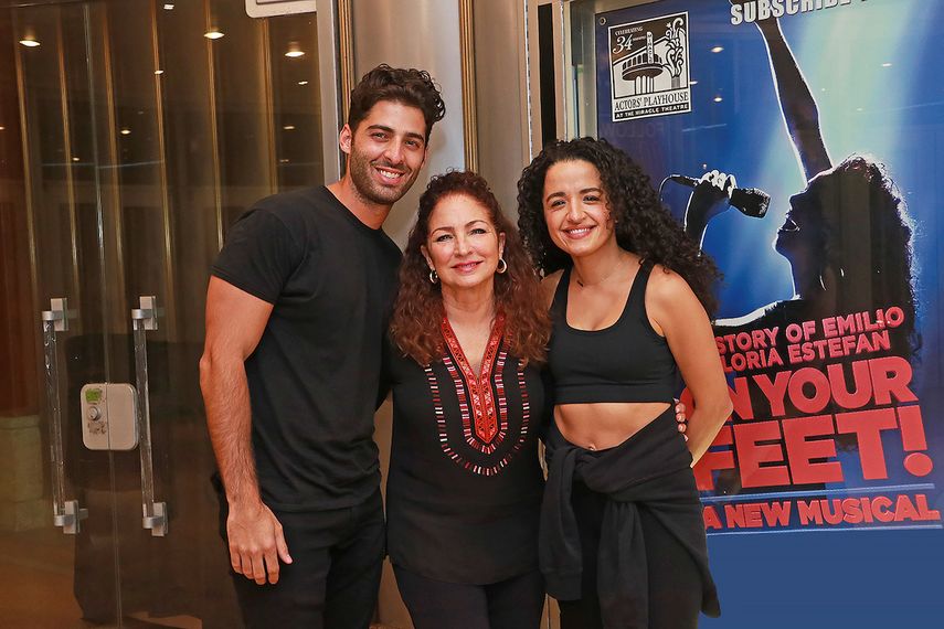 Gloria Estefan posa junto a los actores Jason Canela y Claudia Yanes, protagonistas del musical On Your Feet!