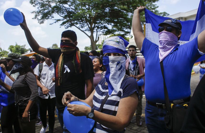Estudiantes protestan dentro de la Universidad Centroamericana (UCA) exigiendo la liberaci&oacute;n de todos los presos pol&iacute;ticos, el martes 18 de junio del 2019 en Managua, Nicaragua.&nbsp;