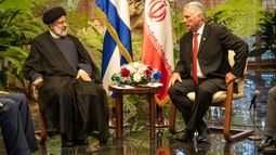 El designado gobernante cubano Miguel Díaz-Canel y el presidente iraní Ebrahim Raisi.