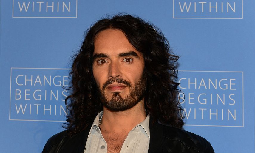 El actor Russell Brand posa a su llegada para lanzar Meditación en la educación, una campaña de alcance global para enseñar meditación en la educación a 1.000.000 de jóvenes en riesgo el 2 de abril de 2013 en Los Ángeles, California.