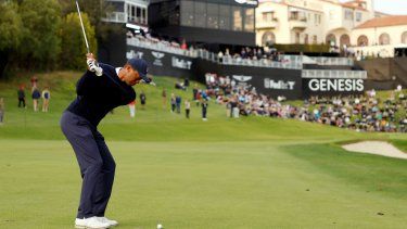 Tiger Woods realiza su tiro de aproximación al hoyo 18 durante la primera ronda del Genesis Invitational en el Riviera Country Club del área de Los Ángeles, el jueves 16 de febrero de 2023.