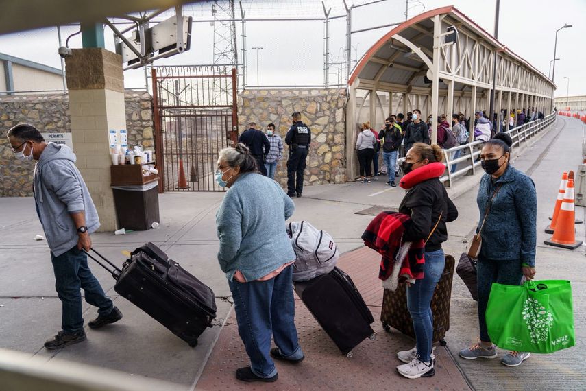 Inmigrantes en uno de los cruces fronterizos con México.