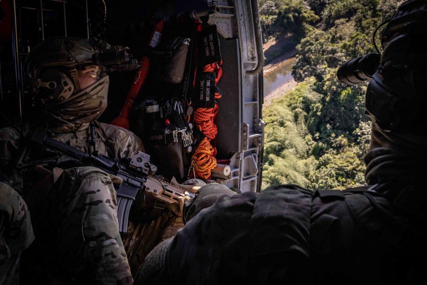 Las Fuerzas del Comando de Operaciones Especiales de Estados Unidos ensayan incursiones marítimas desde un helicóptero HH-60 de la Guardia Costera estadounidense sobre el Caribe, el 28 de diciembre de 2025.