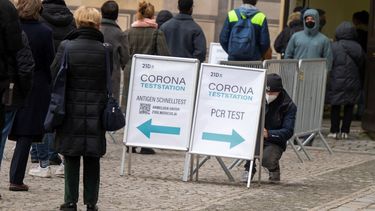 Personas forman cola en un centro de pruebas de coronavirus en al patio de la Residenz, en Múnich, Alemania, el 24 de noviembre del 2021.&nbsp;