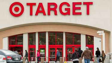 Varios clientes llegan a una tienda Target en Los Angeles el jueves 19 de diciembre de 2013. Target dice que unos 40 millones de cuentas de tarjetas de crédito y débito pueden haber sido afectadas por una brecha de seguridad ocurrida en momentos que la