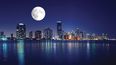 Así luce una superluna vista desde Key Biscayne.