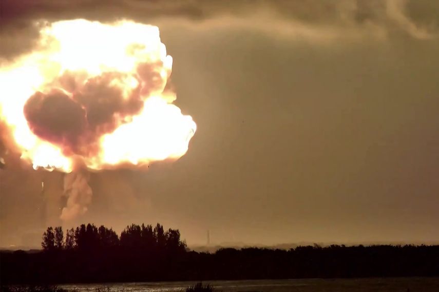 Una captura de imagen, obtenida el 29 de mayo de 2026 a partir de contenido de video generado por usuarios (UGC) en la página de X de @JConcilus y compartida en redes sociales, muestra el cohete New Glenn de Blue Origin explotando durante un vuelo de prueba el 28 de mayo de 2026 en Cabo Cañaveral, Florida.
