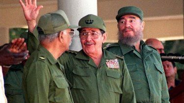 El Ministro de las Fuerzas Armadas de Cuba, Raúl Castro (C), su hermano y el dictador cubano Fidel Castro (der) y el Comandante cubano Juan Almeida (izq).