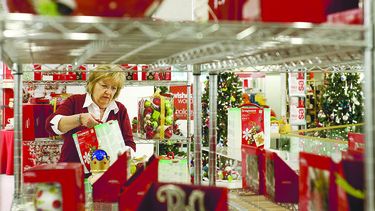 Una tienda con ofertas de Navidad. (AP)