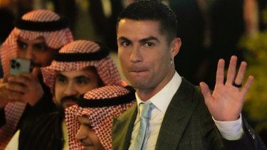 Cristiano Ronaldo saluda en el acto en que se le presentó como nuevo jugador del Al Nassr en Riad, el martes 3 de enero de 2023.